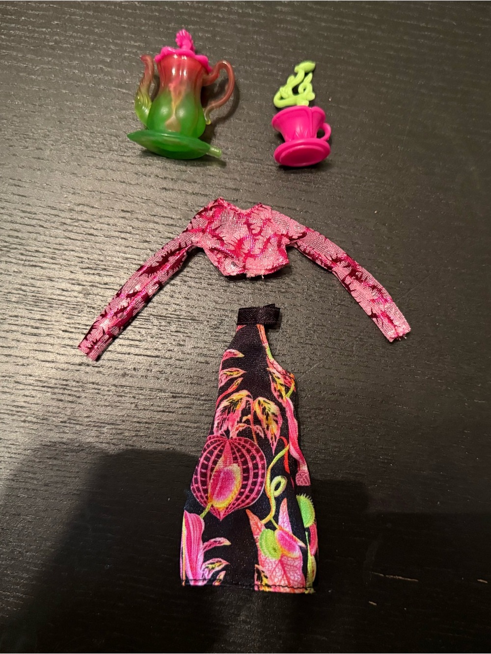 monster high garden mysteries venus clothing + tea set
